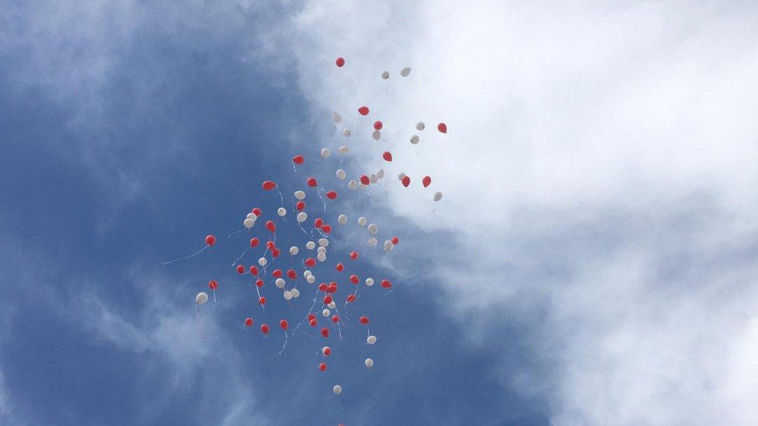 Gazi Meclisin açılışının 101.yılı anısına, 101 balonu gökyüzüne bıraktık.
