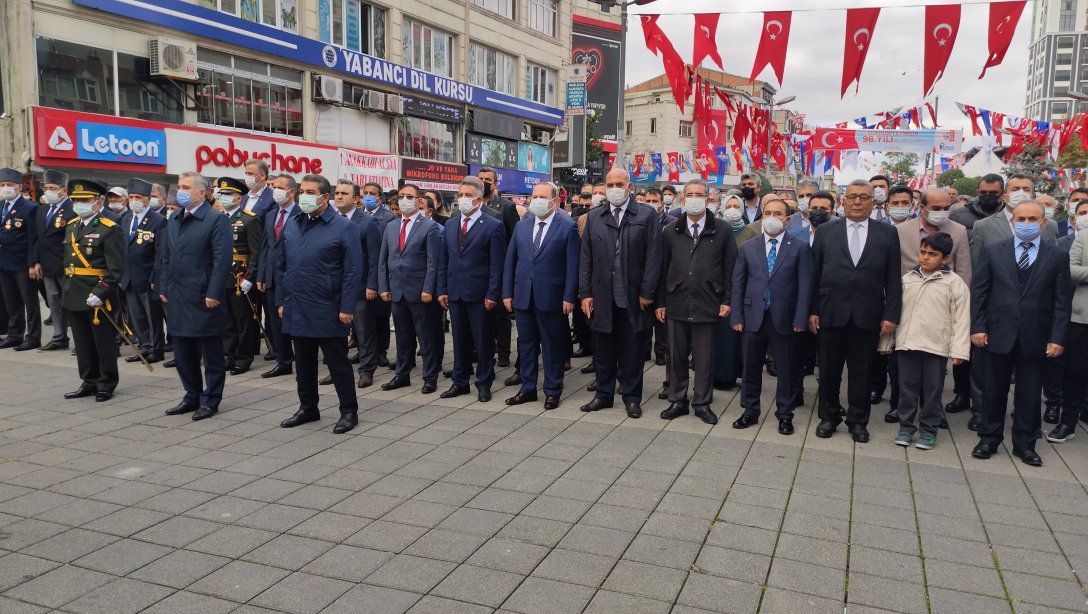Esenler Atatürk Anıtı'nda Çelenk Sunma Töreni 