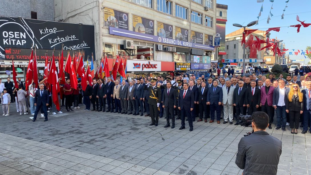 Cumhuriyetimizin 100. Yılı Kutlamaları Kapsamında Dörtyol Meydanı Atatürk Anıtı'nda Çelenk Sunma Töreni Gerçekleştirildi