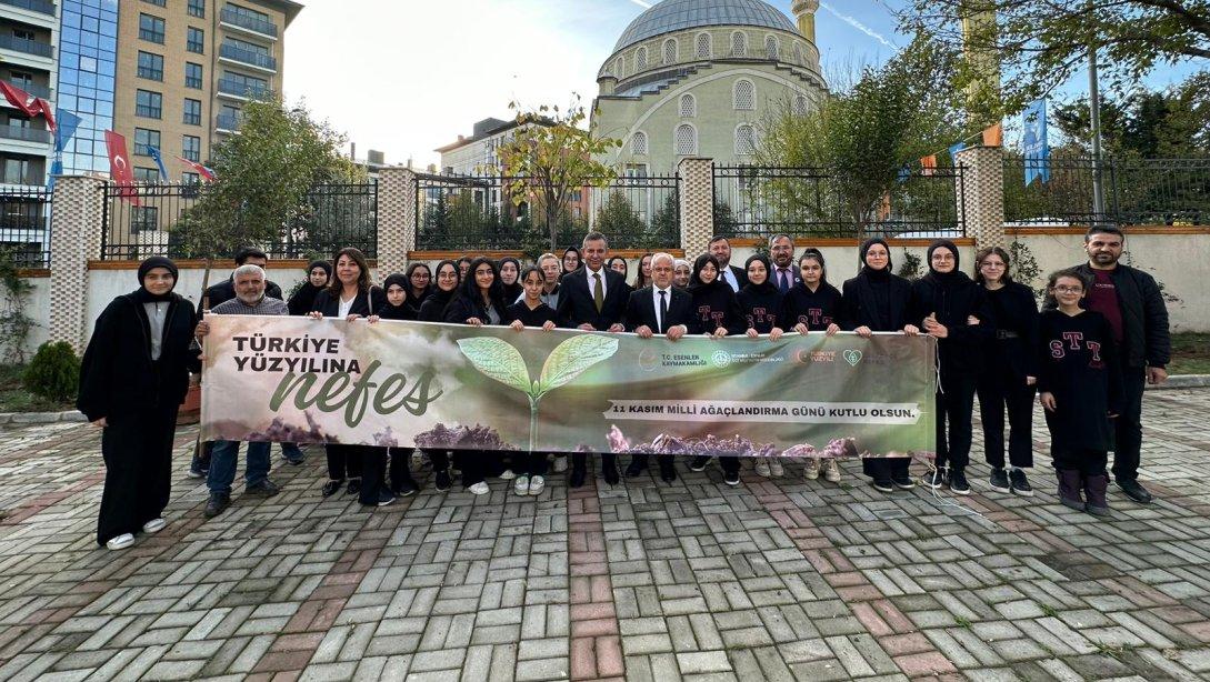 11 Kasım Millî Ağaçlandırma Günü vesilesiyle Şehit Türkmen Tekin Kız Anadolu İmam Hatip Lisesi bahçesinde öğrenciler ile birlikte ağaç dikimi gerçekleştirildi.