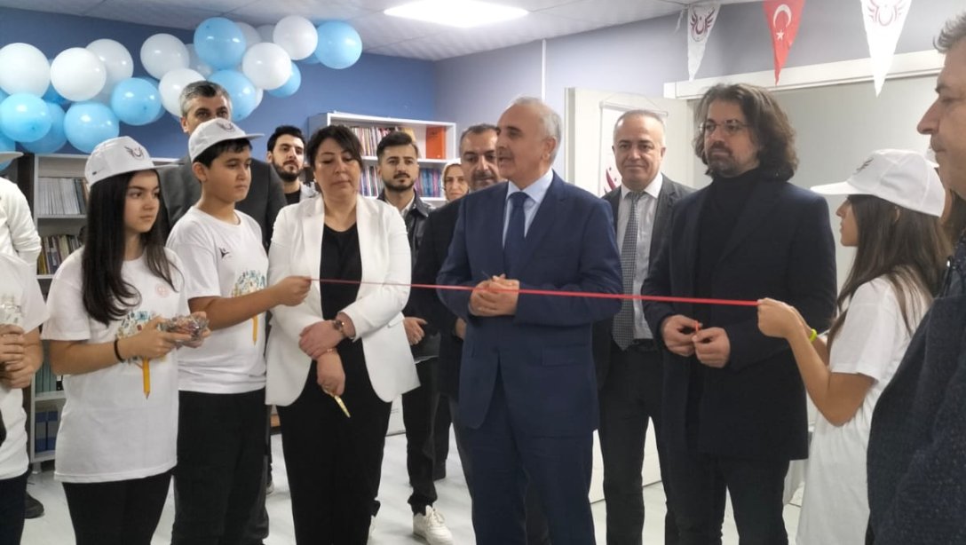 Şube müdürlerimiz , Şehit Sait Ertürk Ortaokulunun düzenlediği Tübitak Bilim Fuarının açılışını gerçekleştirdi. 