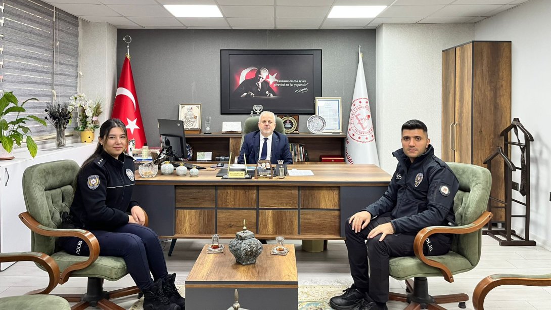 24 Kasım Öğretmenler Günü dolayısıyla  Başkomiser Fatmanur FIRAT ve polis memuru Eren DENİZ İlçe Millî Eğitim Müdürümüz Sayın Feyzullah SERT'İ  makamında ziyaret ettiler.